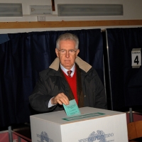 Foto Nicoloro G. 24/02/2013 Milano Elezioni politiche del 24 e 25 febbraio 2013. Il presidente del Consiglio Mario Monti vota nella scuola di Piazza Sicilia. nella foto Mario Monti 