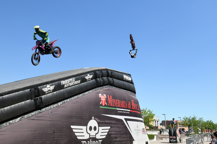 Foto Nicoloro G.  18/05/2024   Ravenna   Esibizione di Freestyle Motocross.   nella foto un momento dell' esibizione.