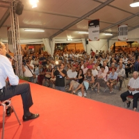 Foto Nicoloro G. 27/08/2010 Ravenna Nell' ambito della Festa Provinciale del PD incontro e dibattito con Pier Luigi Bersani. nella foto Pier Luigi Bersani e l'affollata platea