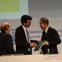 Foto Nicoloro G.   16/10/2015    Milano  In occasione della Giornata Mondiale dell' Alimentazione si e' svolto in Expo un incontro al quale hanno preso parte il Capo di Stato e il segretario generale delle Nazioni Unite. nella foto il ministro Maurizio Martina consegna la Carta di Milano al segretario generale delle NU Ban Ki-moon.