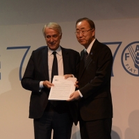 Foto Nicoloro G.   16/10/2015    Milano  In occasione della Giornata Mondiale dell\' Alimentazione si e\' svolto in Expo un incontro al quale hanno preso parte il Capo di Stato e il segretario generale delle Nazioni Unite. nella foto il sindaco Giuliano Pisapia consegna a Ban Ki-moon il testo dell\' Urban Food Pact, ovvero l\' accordo tra 100 sindaci da tutto il mondo per rendere piÃ¹\' sostenibili le politiche alimentari.
