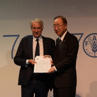 Foto Nicoloro G.   16/10/2015    Milano  In occasione della Giornata Mondiale dell' Alimentazione si e' svolto in Expo un incontro al quale hanno preso parte il Capo di Stato e il segretario generale delle Nazioni Unite. nella foto il sindaco Giuliano Pisapia consegna a Ban Ki-moon il testo dell' Urban Food Pact, ovvero l' accordo tra 100 sindaci da tutto il mondo per rendere piÃ¹' sostenibili le politiche alimentari.