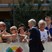 Foto Nicoloro G.  21/06/2015  Milano  Giornata della Francia e visita all' Expo del presidente della Repubblica francese. nella foto al suo arrivo il sindaco Giuliano Pisapia saluta con strette di mano i cittadini che lo applaudono e gli chiedono di ricandidarsi.