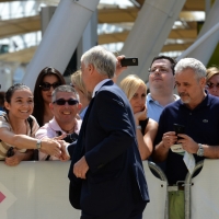 Foto Nicoloro G.  21/06/2015  Milano  Giornata della Francia e visita all' Expo del presidente della Repubblica francese. nella foto al suo arrivo il sindaco Giuliano Pisapia saluta con strette di mano i cittadini che lo appaludono e gli chiedono di ricandidarsi.