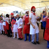 Foto Nicoloro G.  21/06/2015  Milano  Giornata della Francia e visita all' Expo del presidente della Repubblica francese. nella foto un gruppo di animatori francesi fa festa in attesa dell' arrivo del loro presidente.
