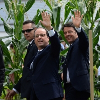 Foto Nicoloro G.  21/06/2015  Milano  Visita all' Expo del presidente della Repubblica francese. nella foto il presidente Francois Hollande con il premier Matteo Renzi salutano la folla assiepata per assistere al loro passaggio.