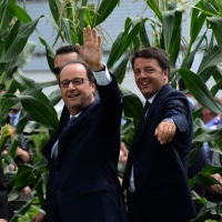 Foto Nicoloro G.  21/06/2015  Milano  Visita all' Expo del presidente della Repubblica francese. nella foto il presidente Francois Hollande con il premier Matteo Renzi salutano la folla assiepata per assistere al loro passaggio.