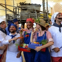 Foto Nicoloro G.  21/06/2015  Milano  Giornata della Francia e visita all' Expo del presidente della Repubblica francese. nella foto un gruppo di animatori francesi fa festa in attesa dell' arrivo del loro presidente.