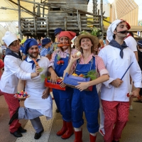 Foto Nicoloro G.  21/06/2015  Milano  Giornata della Francia e visita all' Expo del presidente della Repubblica francese. nella foto un gruppo di animatori francesi fa festa in attesa dell' arrivo del loro presidente.