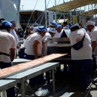 Foto Nicoloro G.  20/06/2015  Milano   Realizzata la pizza più lunga del mondo all' Expo 2015. nella foto un momento della cottura della pizza.