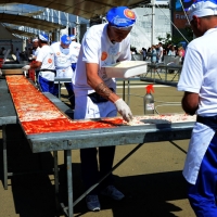Foto Nicoloro G.  20/06/2015  Milano   Realizzata la pizza più lunga del mondo all' Expo 2015. nella foto la stesura della mozzarella.