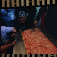 Foto Nicoloro G.  20/06/2015  Milano   Realizzata la pizza più lunga del mondo all' Expo 2015. nella foto tratta da un video si comincia a tagliare la pizza in tranci che saranno circa 35.000.