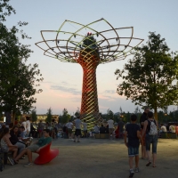 Foto Nicoloro G.   01/05 - 31/10/2015  Milano    Simbolo del Padiglione Italia l' Albero della Vita, alto 37 metri e fatto di legno e acciaio, è stato realizzato dal Consorzio "Orgoglio Brescia " sotto la direzione di Marco Balich supportato dallo studio Gioforma. L' opera è simbolo della vita e slancio verso il futuro, l' innovazione, la tecnologia.