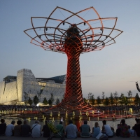 Foto Nicoloro G.   01/05 - 31/10/2015  Milano    Simbolo del Padiglione Italia l' Albero della Vita, alto 37 metri e fatto di legno e acciaio, è stato realizzato dal Consorzio "Orgoglio Brescia " sotto la direzione di Marco Balich supportato dallo studio Gioforma. L' opera è simbolo della vita e slancio verso il futuro, l' innovazione, la tecnologia.