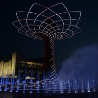 Foto Nicoloro G.   01/05 - 31/10/2015  Milano    Simbolo del Padiglione Italia l' Albero della Vita, alto 37 metri e fatto di legno e acciaio, è stato realizzato dal Consorzio "Orgoglio Brescia " sotto la direzione di Marco Balich supportato dallo studio Gioforma. L' opera è simbolo della vita e slancio verso il futuro, l' innovazione, la tecnologia.