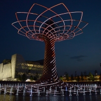 Foto Nicoloro G.   01/05 - 31/10/2015  Milano    Simbolo del Padiglione Italia l' Albero della Vita, alto 37 metri e fatto di legno e acciaio, è stato realizzato dal Consorzio "Orgoglio Brescia " sotto la direzione di Marco Balich supportato dallo studio Gioforma. L' opera è simbolo della vita e slancio verso il futuro, l' innovazione, la tecnologia.