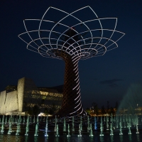 Foto Nicoloro G.   01/05 - 31/10/2015  Milano    Simbolo del Padiglione Italia l' Albero della Vita, alto 37 metri e fatto di legno e acciaio, è stato realizzato dal Consorzio "Orgoglio Brescia " sotto la direzione di Marco Balich supportato dallo studio Gioforma. L' opera è simbolo della vita e slancio verso il futuro, l' innovazione, la tecnologia.