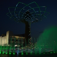 Foto Nicoloro G.   01/05 - 31/10/2015  Milano    Simbolo del Padiglione Italia l' Albero della Vita, alto 37 metri e fatto di legno e acciaio, è stato realizzato dal Consorzio "Orgoglio Brescia " sotto la direzione di Marco Balich supportato dallo studio Gioforma. L' opera è simbolo della vita e slancio verso il futuro, l' innovazione, la tecnologia.