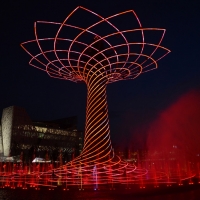 Foto Nicoloro G.   01/05 - 31/10/2015  Milano    Simbolo del Padiglione Italia l' Albero della Vita, alto 37 metri e fatto di legno e acciaio, è stato realizzato dal Consorzio "Orgoglio Brescia " sotto la direzione di Marco Balich supportato dallo studio Gioforma. L' opera è simbolo della vita e slancio verso il futuro, l' innovazione, la tecnologia.