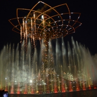Foto Nicoloro G.   01/05 - 31/10/2015  Milano    Simbolo del Padiglione Italia l' Albero della Vita, alto 37 metri e fatto di legno e acciaio, è stato realizzato dal Consorzio "Orgoglio Brescia " sotto la direzione di Marco Balich supportato dallo studio Gioforma. L' opera è simbolo della vita e slancio verso il futuro, l' innovazione, la tecnologia.