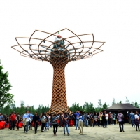 Foto Nicoloro G.   01/05 - 31/10/2015  Milano    Simbolo del Padiglione Italia l' Albero della Vita, alto 37 metri e fatto di legno e acciaio, è stato realizzato dal Consorzio "Orgoglio Brescia " sotto la direzione di Marco Balich supportato dallo studio Gioforma. L' opera è simbolo della vita e slancio verso il futuro, l' innovazione, la tecnologia.