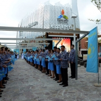 Foto Nicoloro G.   05/05/2015    Milano   Expo Milano 2015 si apre al mondo e si mette in mostra. nella foto davanti al padiglione del Kazakhstan.