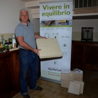 Foto Nicoloro G. 17/05/2013 Rovigo Il CRA di Rovigo, Centro di Ricerca in Agricoltura, in occasione della seconda giornata internazionale del ” Fascination of plants day ” ha organizzato una giornata dal titolo ” La canapa: una possibilità per migliorare la nostra vita “. Il Centro, infatti, da più di un decennio coltiva e studia la canapa nei suoi diversi aspetti agricoli, farmaceutici, alimentari e in questa giornata di divulgazione ne mette in mostra le due opposte facce : una antica, sana ed utile, l’ altra più moderna, voluttuosa, tossica, illegale. nella foto Michele Diozzi