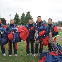 Foto Nicoloro G.  19/09/2010 Ferrara  Sesta edizione del ” Ferrara Balloons Festival 2010 “, festival internazionale delle mongolfiere. Organizzato dal Comune e dalla Provincia di Ferrara vanta equipaggi provenienti da diverse parti del mondo. Il cattivo tempo meteo aveva impedito nel giorno dell’ inaugurazione, il 17/09, il levarsi in aria delle mongolfiere e dei paramotori, ma oggi la manifestazione ha avuto il suo regolare svolgimento. nella foto Carabinieri paracadutisti