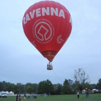 Foto Nicoloro G.  19/09/2010 Ferrara  Sesta edizione del ” Ferrara Balloons Festival 2010 “, festival internazionale delle mongolfiere. Organizzato dal Comune e dalla Provincia di Ferrara vanta equipaggi provenienti da diverse parti del mondo. Il cattivo tempo meteo aveva impedito nel giorno dell’ inaugurazione, il 17/09, il levarsi in aria delle mongolfiere e dei paramotori, ma oggi la manifestazione ha avuto il suo regolare svolgimento. nella foto Una mongolfiera