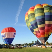 Foto Nicoloro G.  19/09/2010 Ferrara  Sesta edizione del ” Ferrara Balloons Festival 2010 “, festival internazionale delle mongolfiere. Organizzato dal Comune e dalla Provincia di Ferrara vanta equipaggi provenienti da diverse parti del mondo. Il cattivo tempo meteo aveva impedito nel giorno dell’ inaugurazione, il 17/09, il levarsi in aria delle mongolfiere e dei paramotori, ma oggi la manifestazione ha avuto il suo regolare svolgimento. nella foto Due mongolfiere