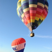 Foto Nicoloro G.  19/09/2010 Ferrara  Sesta edizione del ” Ferrara Balloons Festival 2010 “, festival internazionale delle mongolfiere. Organizzato dal Comune e dalla Provincia di Ferrara vanta equipaggi provenienti da diverse parti del mondo. Il cattivo tempo meteo aveva impedito nel giorno dell’ inaugurazione, il 17/09, il levarsi in aria delle mongolfiere e dei paramotori, ma oggi la manifestazione ha avuto il suo regolare svolgimento. nella foto Due mongolfiere