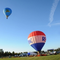 Foto Nicoloro G.  19/09/2010 Ferrara  Sesta edizione del ” Ferrara Balloons Festival 2010 “, festival internazionale delle mongolfiere. Organizzato dal Comune e dalla Provincia di Ferrara vanta equipaggi provenienti da diverse parti del mondo. Il cattivo tempo meteo aveva impedito nel giorno dell’ inaugurazione, il 17/09, il levarsi in aria delle mongolfiere e dei paramotori, ma oggi la manifestazione ha avuto il suo regolare svolgimento. nella foto Due mongolfiere