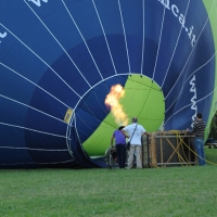 Foto Nicoloro G.  19/09/2010 Ferrara  Sesta edizione del ” Ferrara Balloons Festival 2010 “, festival internazionale delle mongolfiere. Organizzato dal Comune e dalla Provincia di Ferrara vanta equipaggi provenienti da diverse parti del mondo. Il cattivo tempo meteo aveva impedito nel giorno dell’ inaugurazione, il 17/09, il levarsi in aria delle mongolfiere e dei paramotori, ma oggi la manifestazione ha avuto il suo regolare svolgimento. nella foto Si immette aria calda nella mongolfiera per prepararla al volo