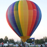 Foto Nicoloro G.  19/09/2010 Ferrara  Sesta edizione del ” Ferrara Balloons Festival 2010 “, festival internazionale delle mongolfiere. Organizzato dal Comune e dalla Provincia di Ferrara vanta equipaggi provenienti da diverse parti del mondo. Il cattivo tempo meteo aveva impedito nel giorno dell’ inaugurazione, il 17/09, il levarsi in aria delle mongolfiere e dei paramotori, ma oggi la manifestazione ha avuto il suo regolare svolgimento. nella foto Una mongolfiera