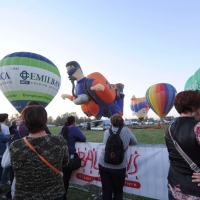 Foto Nicoloro G.  19/09/2010 Ferrara  Sesta edizione del ” Ferrara Balloons Festival 2010 “, festival internazionale delle mongolfiere. Organizzato dal Comune e dalla Provincia di Ferrara vanta equipaggi provenienti da diverse parti del mondo. Il cattivo tempo meteo aveva impedito nel giorno dell’ inaugurazione, il 17/09, il levarsi in aria delle mongolfiere e dei paramotori, ma oggi la manifestazione ha avuto il suo regolare svolgimento. nella foto Una serie di mongolfiere pronte per alzarsi in volo. Tra tutte si distingue una a forma di "action man"