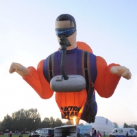Foto Nicoloro G.  19/09/2010 Ferrara  Sesta edizione del ” Ferrara Balloons Festival 2010 “, festival internazionale delle mongolfiere. Organizzato dal Comune e dalla Provincia di Ferrara vanta equipaggi provenienti da diverse parti del mondo. Il cattivo tempo meteo aveva impedito nel giorno dell’ inaugurazione, il 17/09, il levarsi in aria delle mongolfiere e dei paramotori, ma oggi la manifestazione ha avuto il suo regolare svolgimento. nella foto Una mongolfiera a forma di "action man"