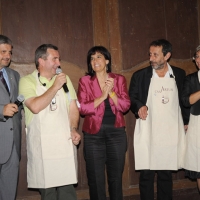 Foto Nicoloro G. 19/06/2011 Forlimpopoli (FC) Nell' ambito della quindicesima Festa Artusiana e del centenario artusiano serata di consegna del tradizionale " Premio Marietta ad honorem " al giornalista Michele Serra e alla gastronoma Paola Gho. nella foto Paolo Zoffoli – Vito – Laila Tentoni – Michele Serra – Paola Gho
