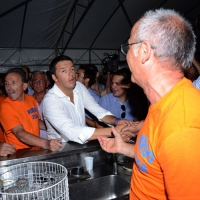 Foto Nicoloro G. 30/08/2013 Borgo Sisa ( Ravenna ) Festa del PD con l’ intervento del sindaco di Firenze Matteo Renzi. nella foto Matteo Renzi  e i volontari della Festa