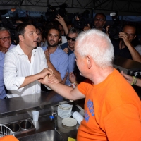 Foto Nicoloro G. 30/08/2013 Borgo Sisa ( Ravenna ) Festa del PD con l’ intervento del sindaco di Firenze Matteo Renzi. nella foto Matteo Renzi  e i volontari della Festa