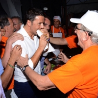 Foto Nicoloro G. 30/08/2013 Borgo Sisa ( Ravenna ) Festa del PD con l’ intervento del sindaco di Firenze Matteo Renzi. nella foto Matteo Renzi  e i volontari della Festa 