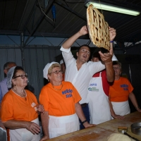Foto Nicoloro G. 30/08/2013 Borgo Sisa ( Ravenna ) Festa del PD con l’ intervento del sindaco di Firenze Matteo Renzi. nella foto Matteo Renzi  e i volontari della Festa 