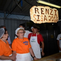 Foto Nicoloro G. 30/08/2013 Borgo Sisa ( Ravenna ) Festa del PD con l’ intervento del sindaco di Firenze Matteo Renzi. nella foto Matteo Renzi  e i volontari della Festa  
