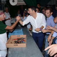 Foto Nicoloro G. 30/08/2013 Borgo Sisa ( Ravenna ) Festa del PD con l’ intervento del sindaco di Firenze Matteo Renzi. nella foto Matteo Renzi  e i volontari della Festa  