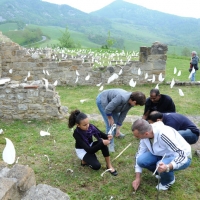 Foto Nicoloro G. 25/04/2011 Marzabotto (BO) Per il 25 Aprile " Festa della Liberazione " cerimonia di commemorazione delle vittime della strage nazifascista di Marzabotto. nella foto Alunni e genitori piantano le "gocce simboliche" a ricordo delle vittime della strage