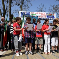 Foto Nicoloro G. 25/04/2013 Marzabotto ( Bologna ) Celebrazione della Festa della Liberazione in questo paese che durante la Seconda guerra mondiale subì una strage perpetrata dai nazisti. nella foto Un gruppo di studenti legge sul palco della cerimonia