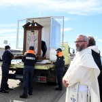 Foto Nicoloro G.   16/04/2023   Ravenna   Come e' tradizione nella domenica in albis si e' svolta la Festa della Madonna Greca, con una processione che parte dal canale Candiano e termina nella basilica di Santa Maria in Porto. nella foto l' arrivo della Madonna Greca sul molo di Marina di Ravenna da dove, una volta imbarcata, partira' per la Darsena della citta'.