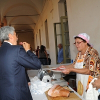 Foto Nicoloro G. 17/06/2011 Bagnacavallo (RA) " Festa della politica " organizzata dal PD tra dibattiti, mostre e cucina regionale. nella foto Massimo D'Alema ed i volontari della festa