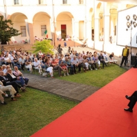 Foto Nicoloro G. 15/06/2012 Bagnacavallo (RA) Nell’ ambito della manifestazione ” Festa della Politica “, che si svolge a Bagnacavallo dal 14 al 17 giugno, si e’ tenuto un incontro-dibattito dal titolo ” Leo Longanesi: fascista e antifascista, borghese e rivoluzionario “. Intorno alla figura del giornalista, disegnatore, editore, che a Bagnacavallo era nato nel 1905, hanno discusso il presidente della Camera Gianfranco Fini, l’ onorevole Walter Veltroni e il presidente di RCS libri Paolo Mieli. nella foto Walter Veltroni – Gianfranco Fini – Paolo Mieli e la platea del pubblico