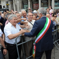 Foto Nicoloro G. 02/06/2011 Milano Celebrazione della Festa della Repubblica in piazza Duomo alla presenza delle piu' alte cariche dell' amministrazione e delle Forze Armate. nella foto Giuliano Pisapia tra la folla