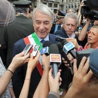 Foto Nicoloro G. 02/06/2011 Milano Celebrazione della Festa della Repubblica in piazza Duomo alla presenza delle piu\' alte cariche dell\' amministrazione e delle Forze Armate. nella foto Giuliano Pisapia con i giornalisti radio-televisivi